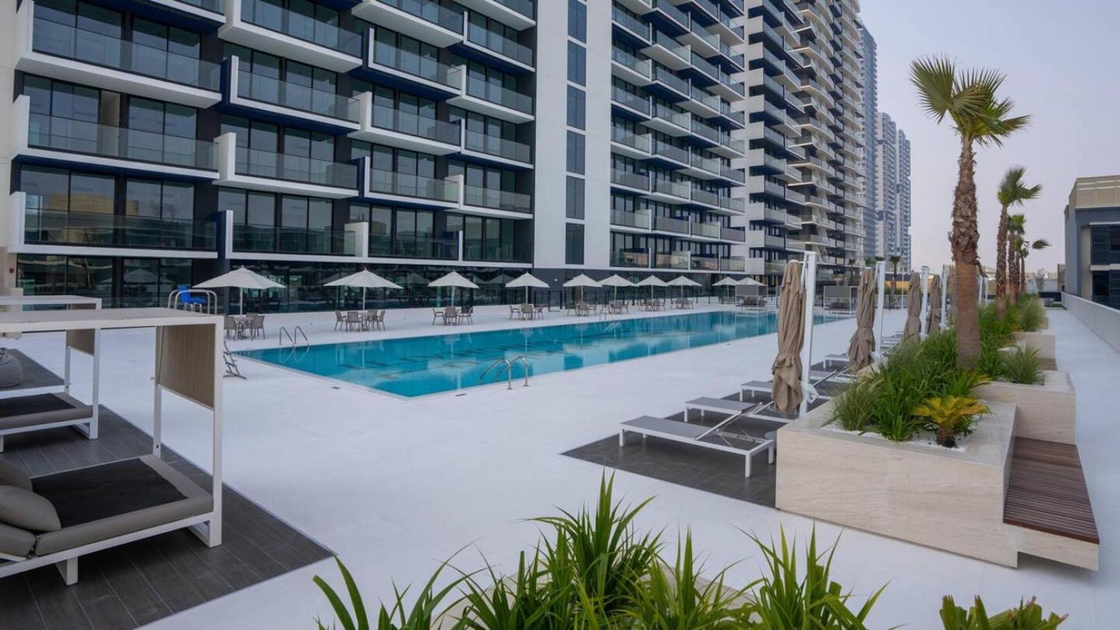 Bright 1br In Jvc Pool, Balcony & Parking Apartment *