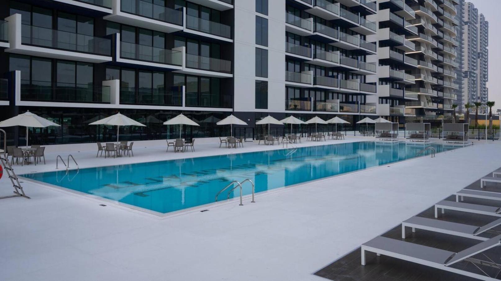 Bright 1br In Jvc Pool, Balcony & Parking Apartment *
