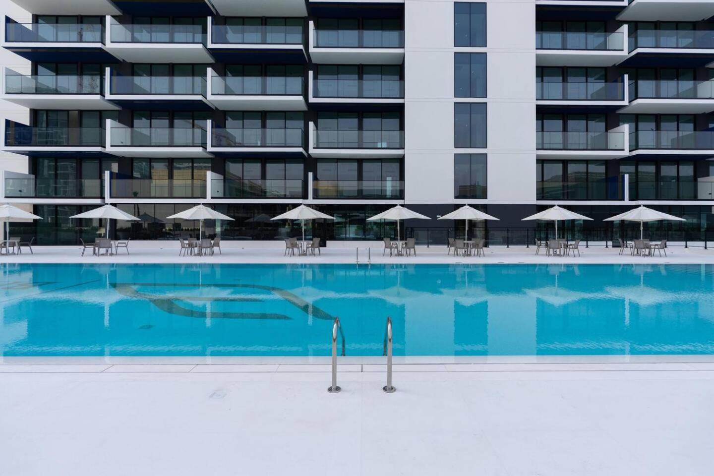 Apartment Bright 1br In Jvc Pool, Balcony & Parking *
