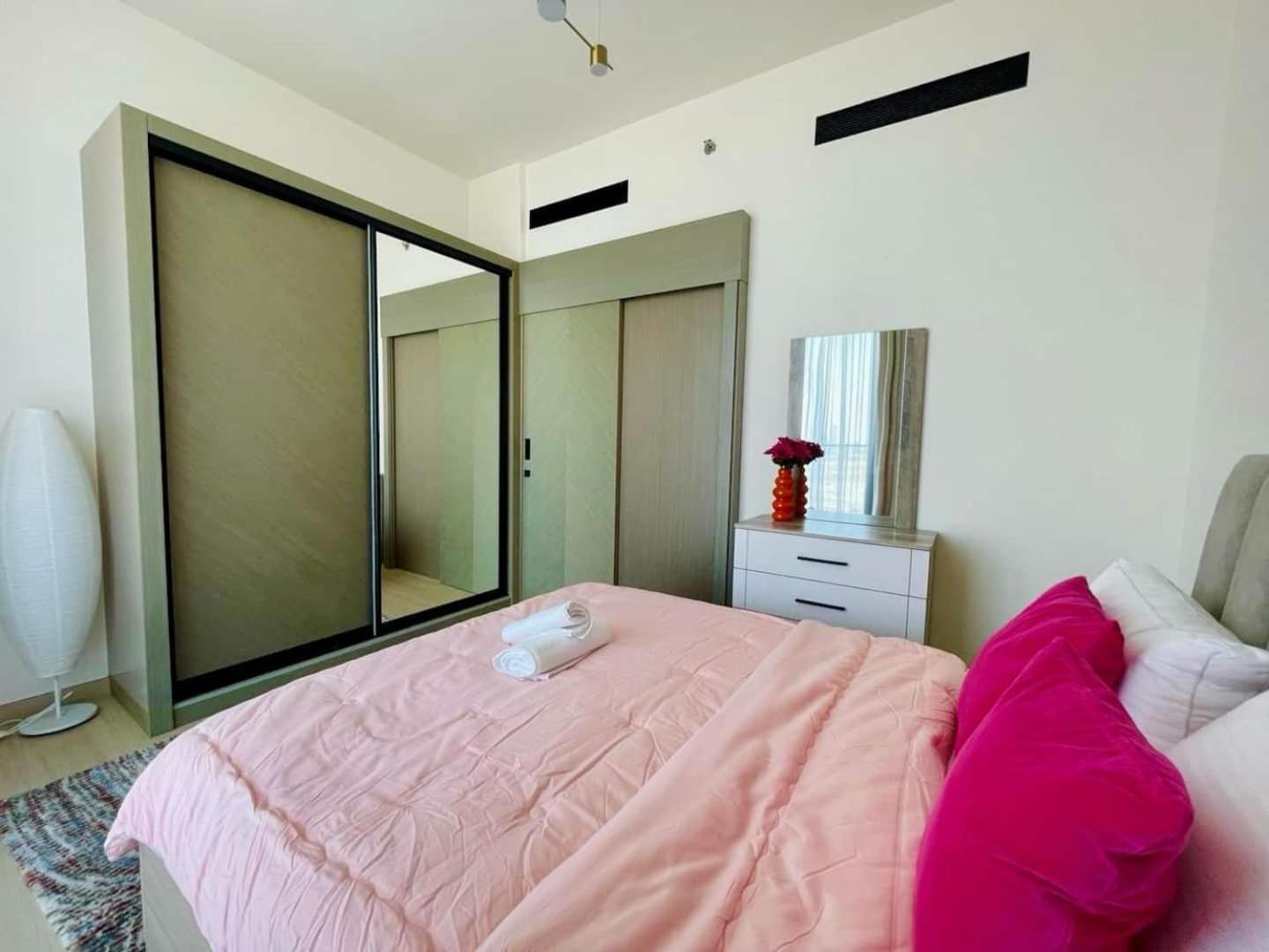 Bright 1br In Jvc Pool, Balcony & Parking Apartment